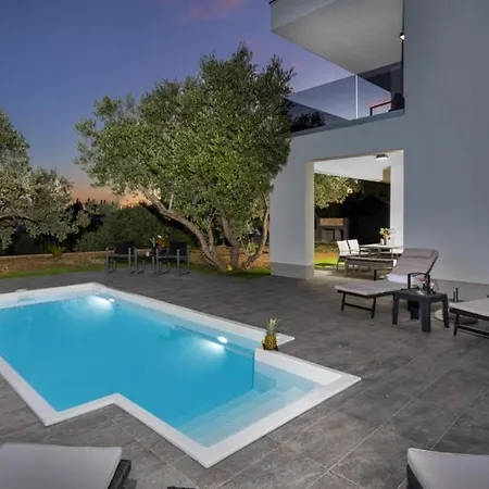 Karla With Pool&sea View By Guide